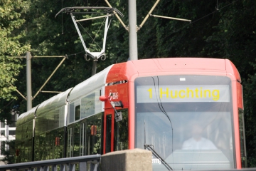 Die Straßenbahnlinien 1 und 8 der BSAG fahren das Roland-Center aus Bremen-Stadt an.